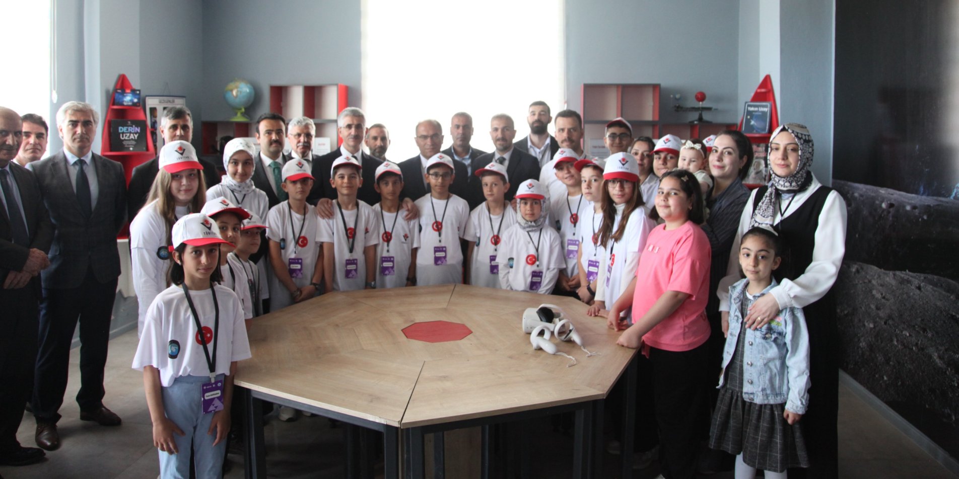 BAKAN YARDIMCISI YILMAZ, BİTLİS'TE TÜBİTAK 4006 BİLİM FUARI'NIN AÇILIŞINA KATILDI