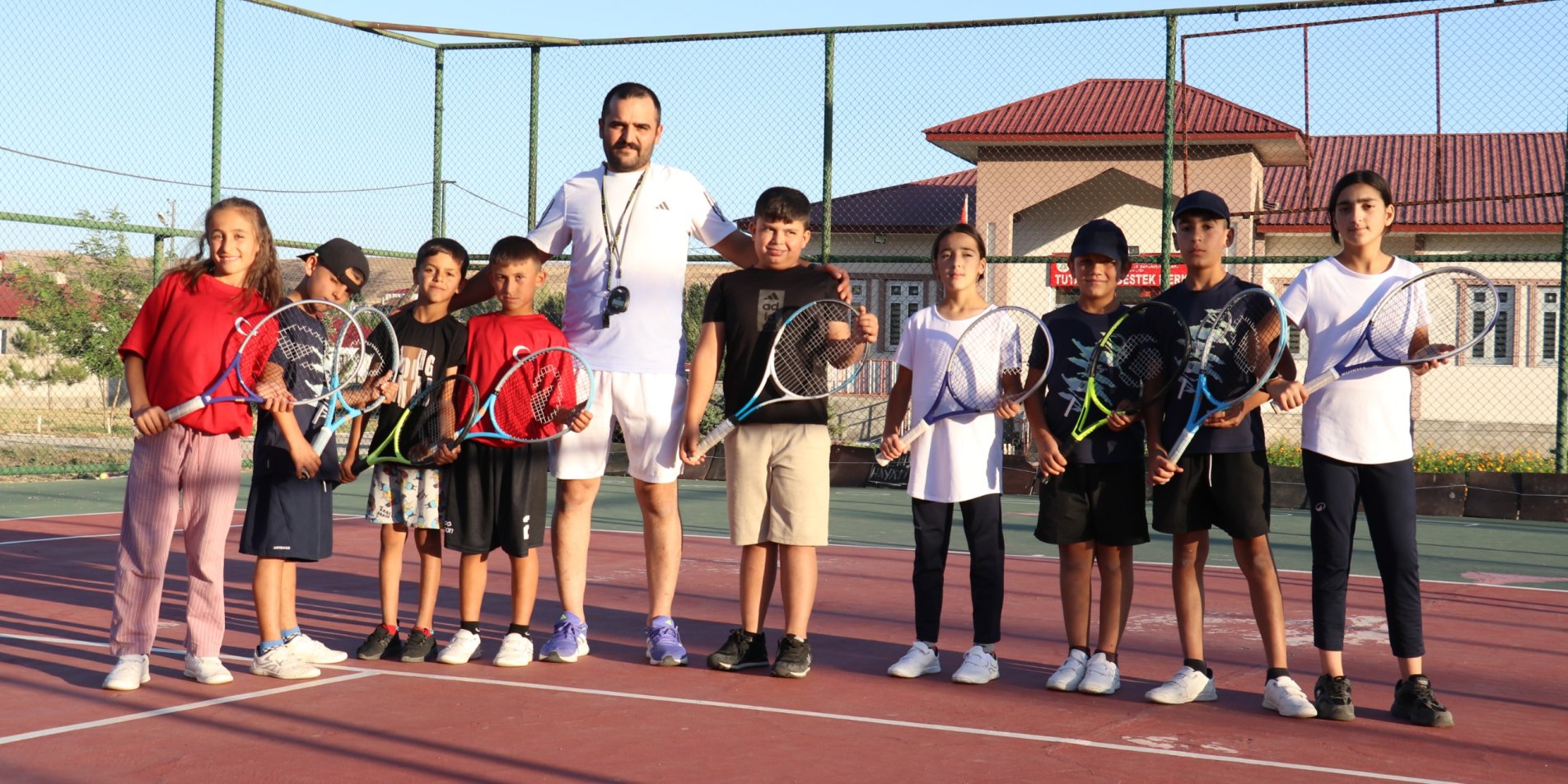 Ağrı'da Çocuklar Kortlarda Tenis Öğrenerek Büyüyor